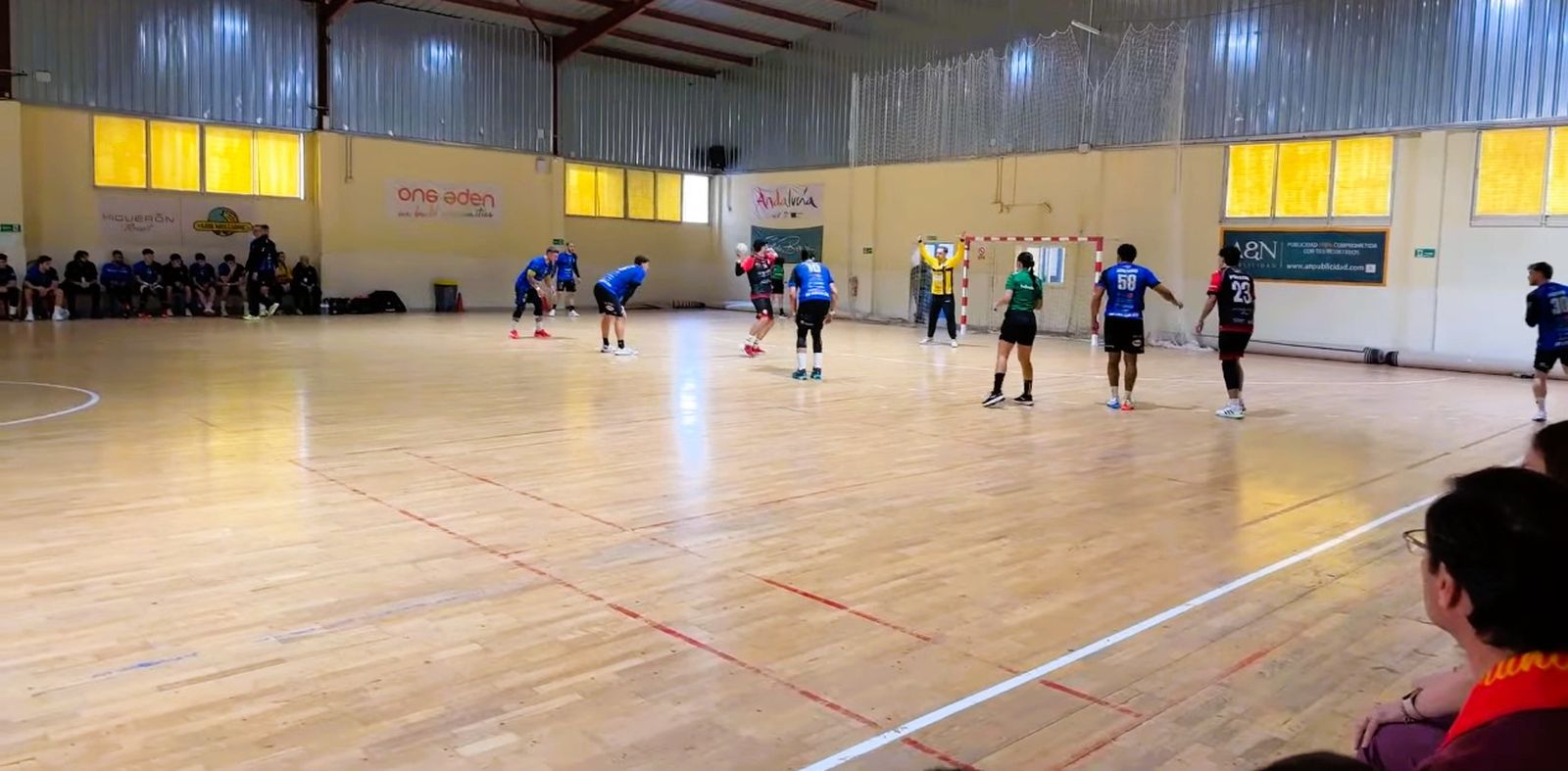 Una acción del encuentro disputado por los canterano-sureños en su visita a tierras malagueñas.