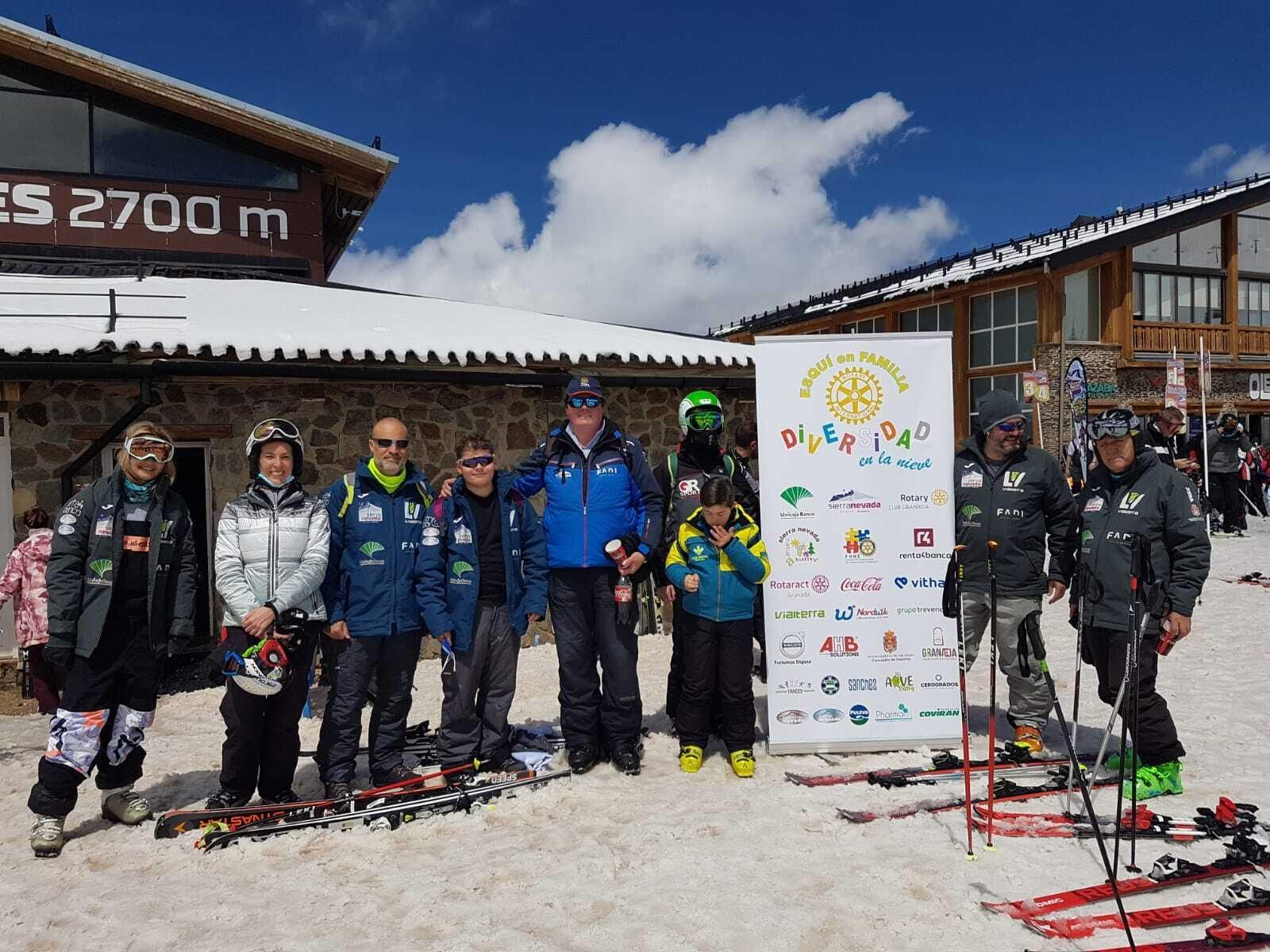 Los participantes han podido disfrutar de clases particulares de esquí adaptado, ofrecidas por monitores especializados.