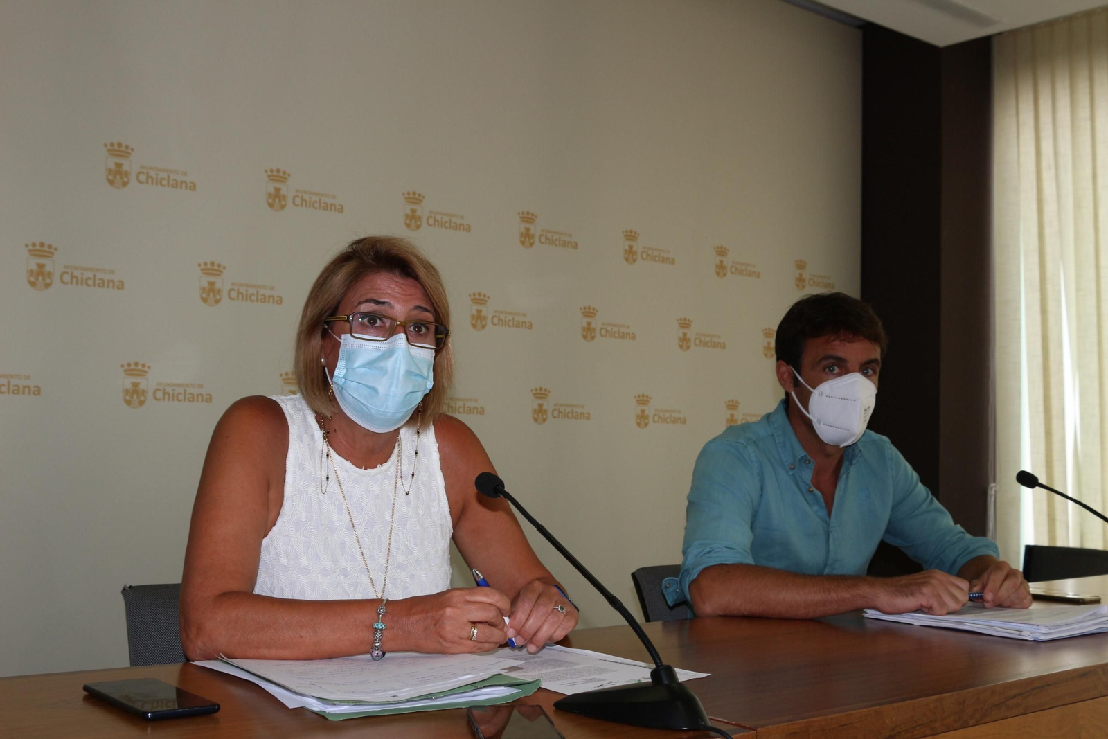 La delegada de Vías y Obras, Mª Ángeles Martínez, y el jefe de Servicios de la Nave de Obras y de la Oficina de Proyectos, Pablo Blanco. La delegada de Vías y Obras, Mª Ángeles Martínez, y el jefe de Servicios de la Nave de Obras y de la Oficina de Proyectos, Pablo Blanco.