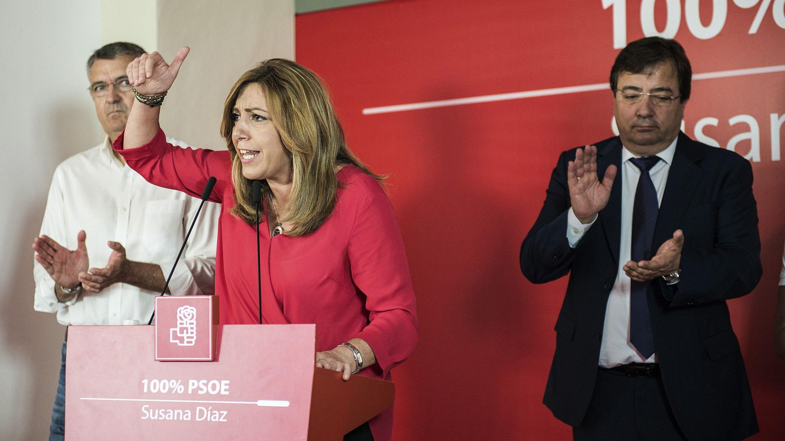 Susana Díaz, durante su intervención, con Guillermo Fernández Vara.