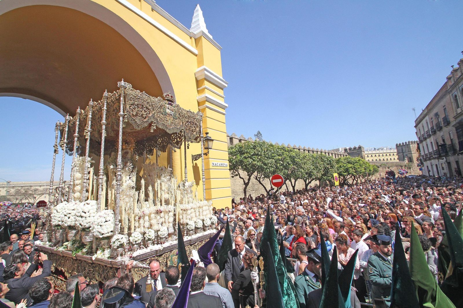 Recogida del Palio de la Esperanza Macarena, en Sevilla.