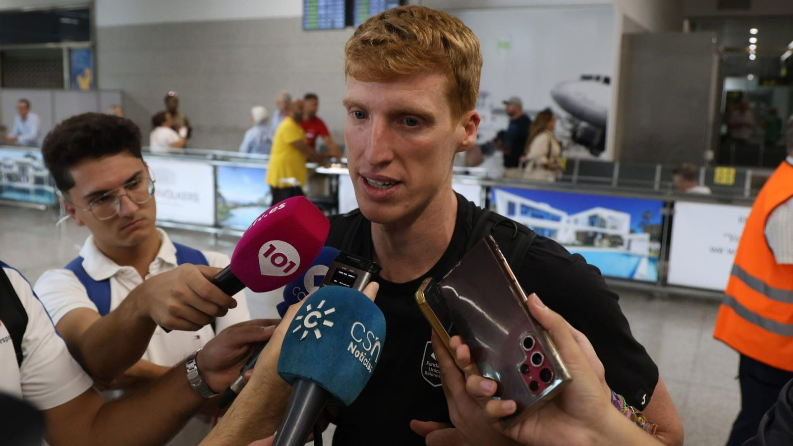 Alberto Díaz ante los micrófonos en la llegada al aeropuerto. Alberto Díaz ante los micrófonos en la llegada al aeropuerto.
