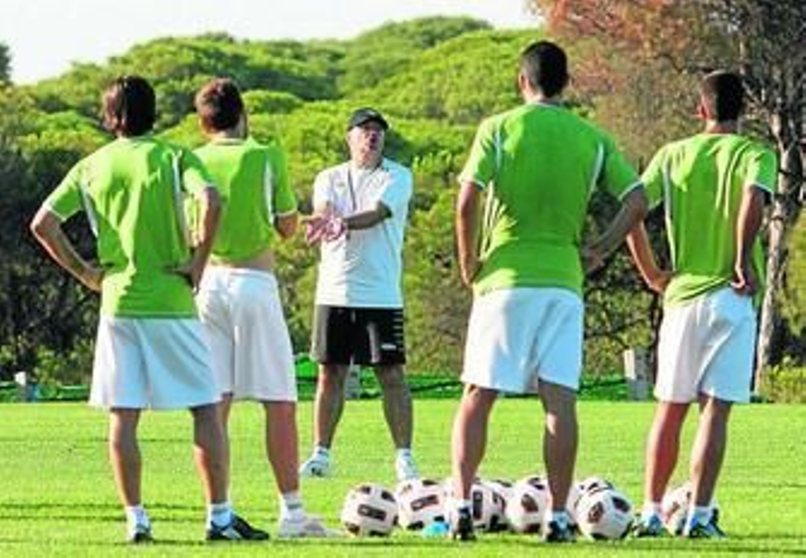 Pepe Mel da instrucciones a sus jugadores durante su primera sesión al frente del Betis.