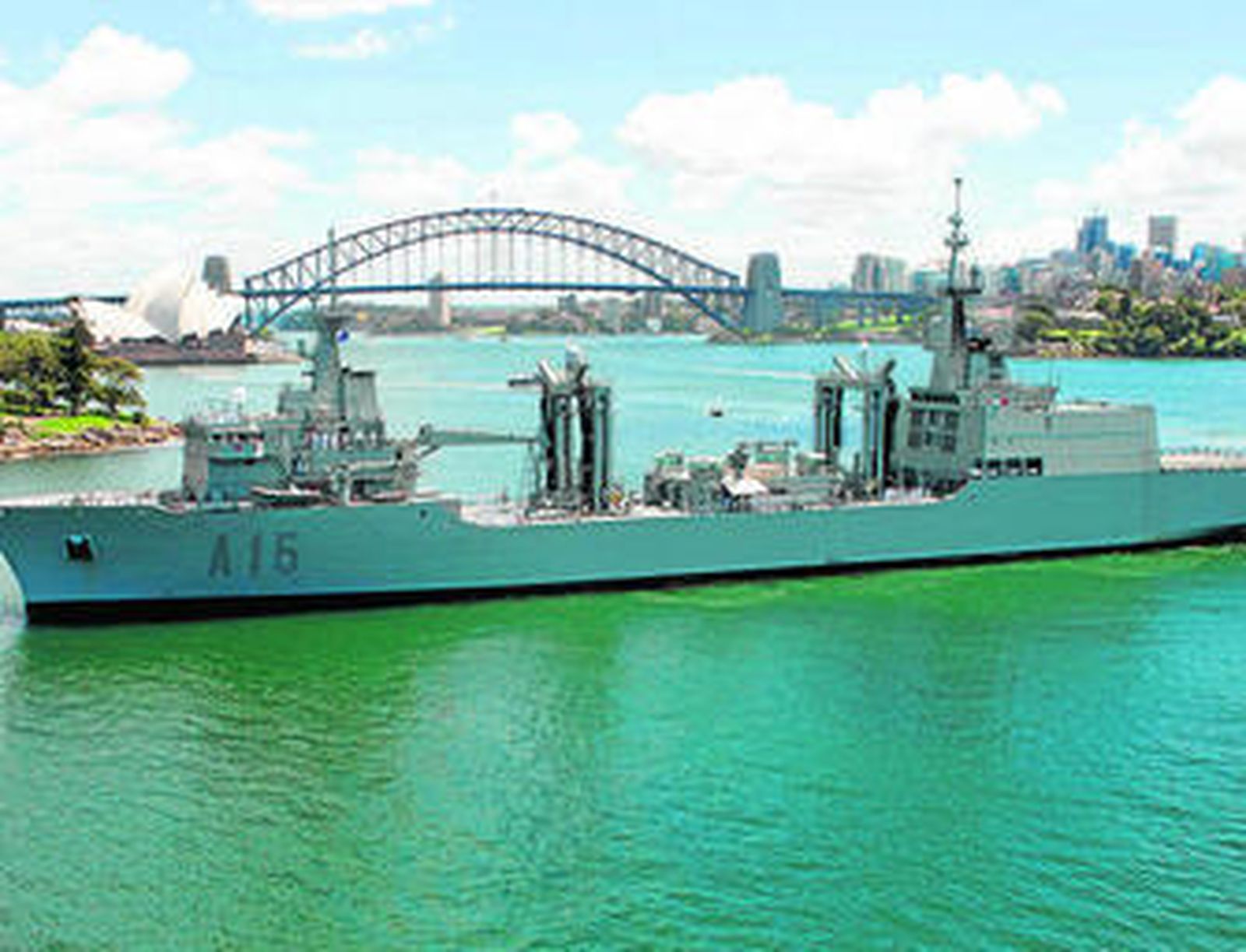 El BAC 'Cantabria', durante su estancia en Sidney (Australia).