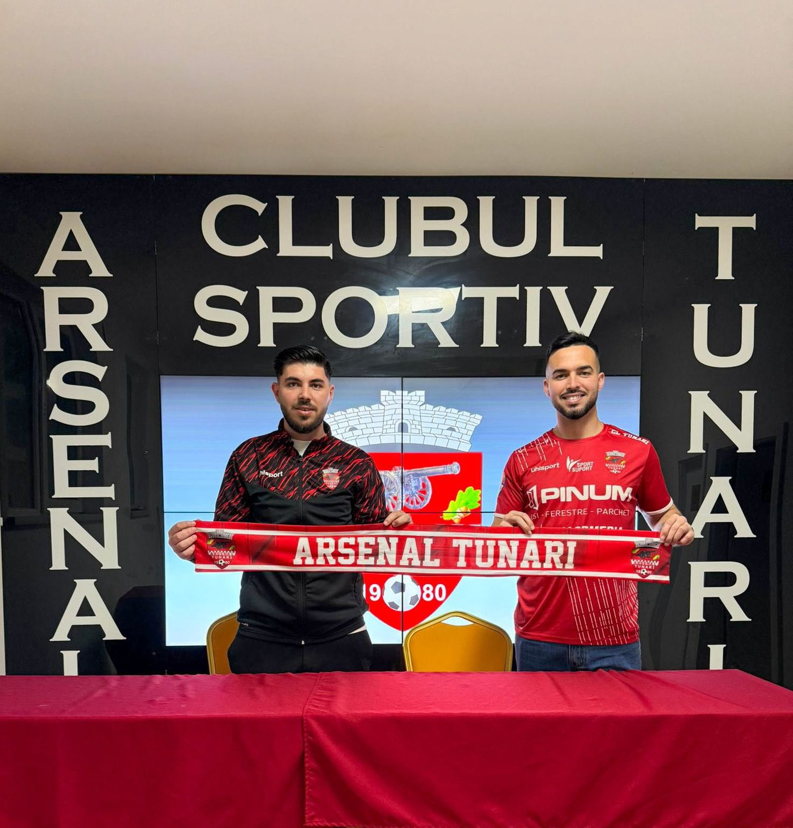 El centrocampista almeriense posa con la camiseta de su nuevo equipo tras la firma de su contrato.