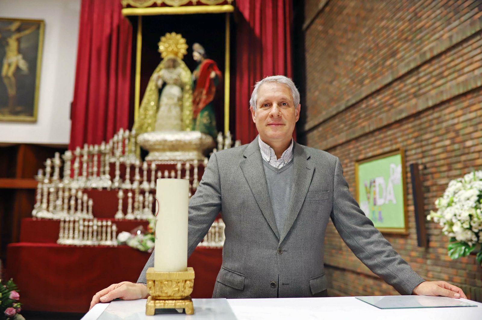 Manuel Hurtado ante el altar de cultos con motivo del triduo a la Esperanza.