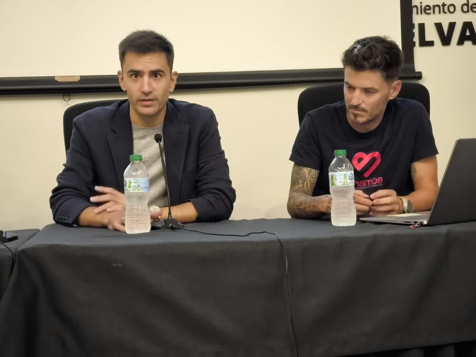 Pablo López y Chamba protagonizan una charla-coloquio en el Centro de la Comunicación 'Jesús Hermida'.