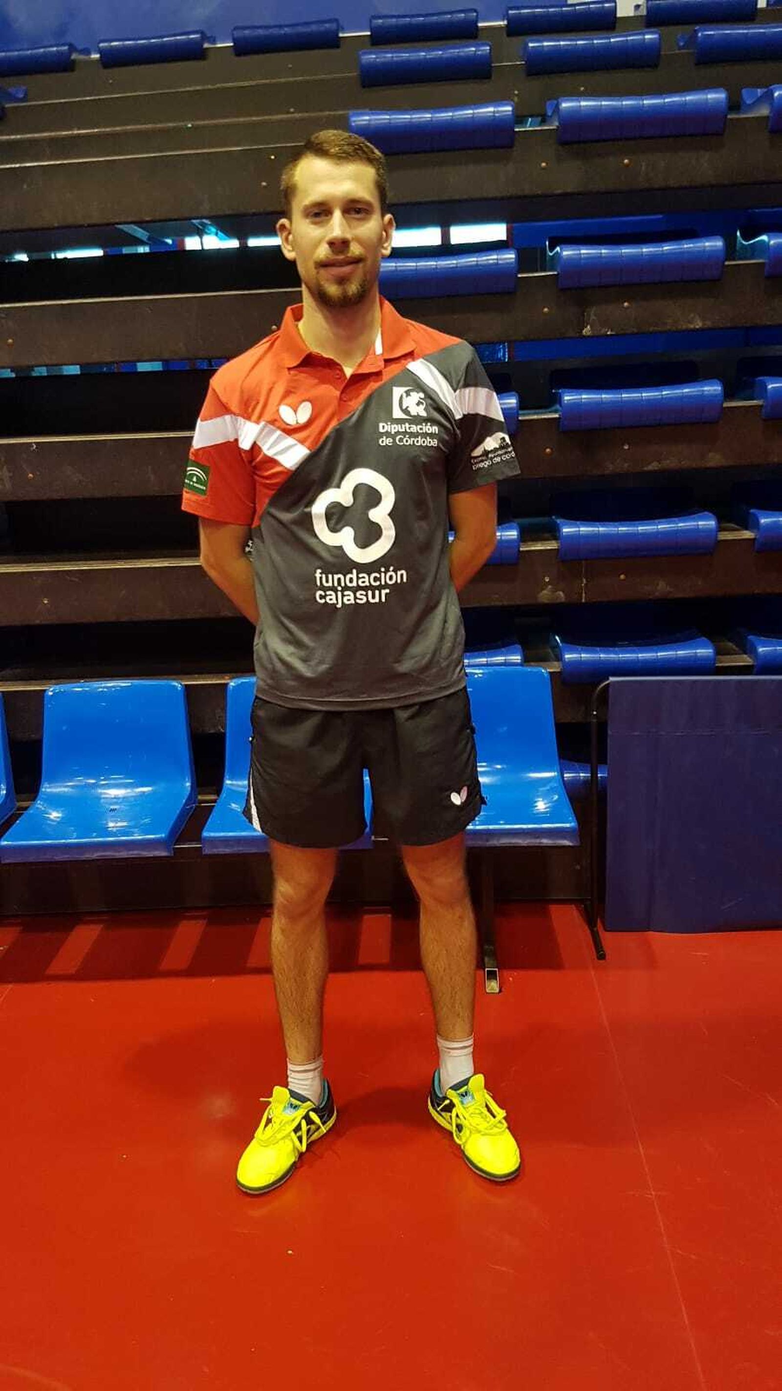 Daniel Kosiba posa con la camiseta del Cajasur Priego.