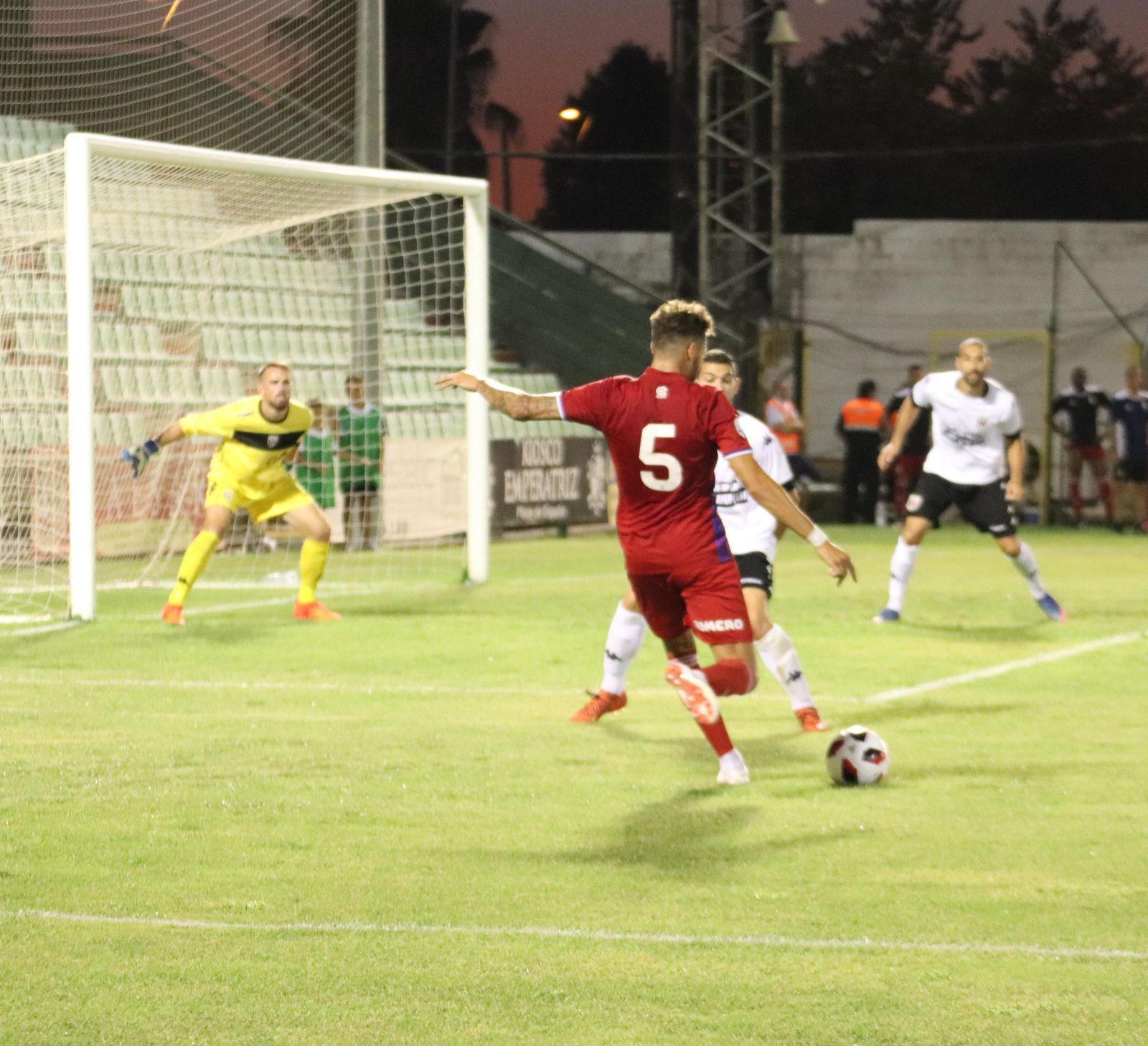 Un lance del encuentro que disputó ayer el Decano en Mérida.