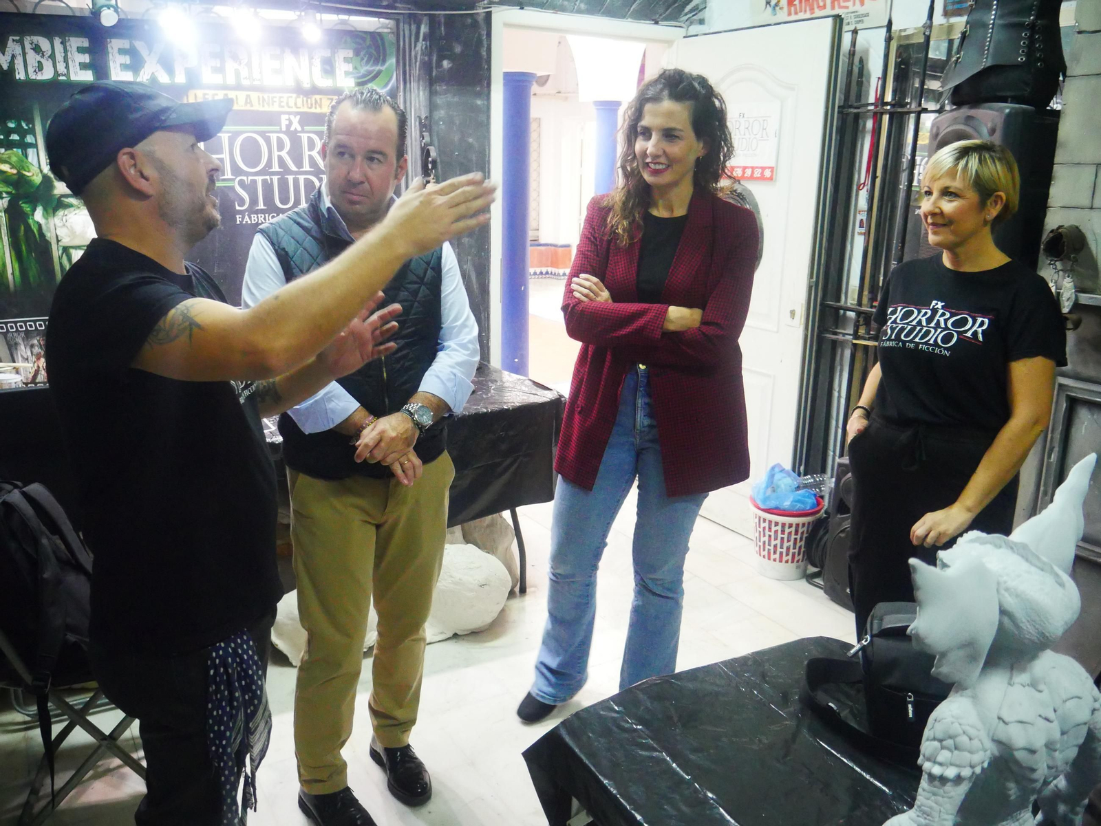 La concejala de Comercio y el vicepresidente de Asihtur, en una reciente visita a Horror FX Studio, empresa encargada del pasacalles.