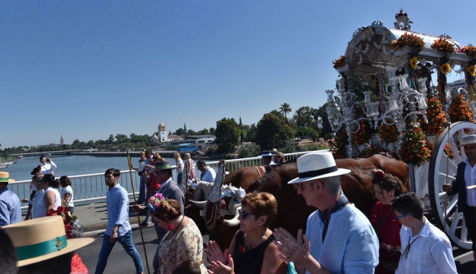 Las imágenes de la Hermandad del Rocío del Cerro saliendo de Sevilla