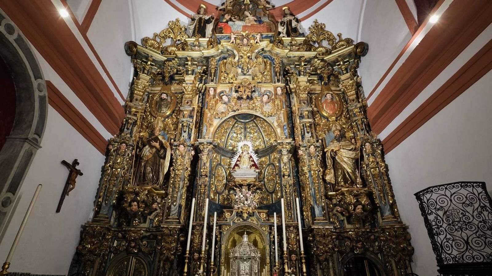 Vista frontal del retablo de la capilla ya restaurado