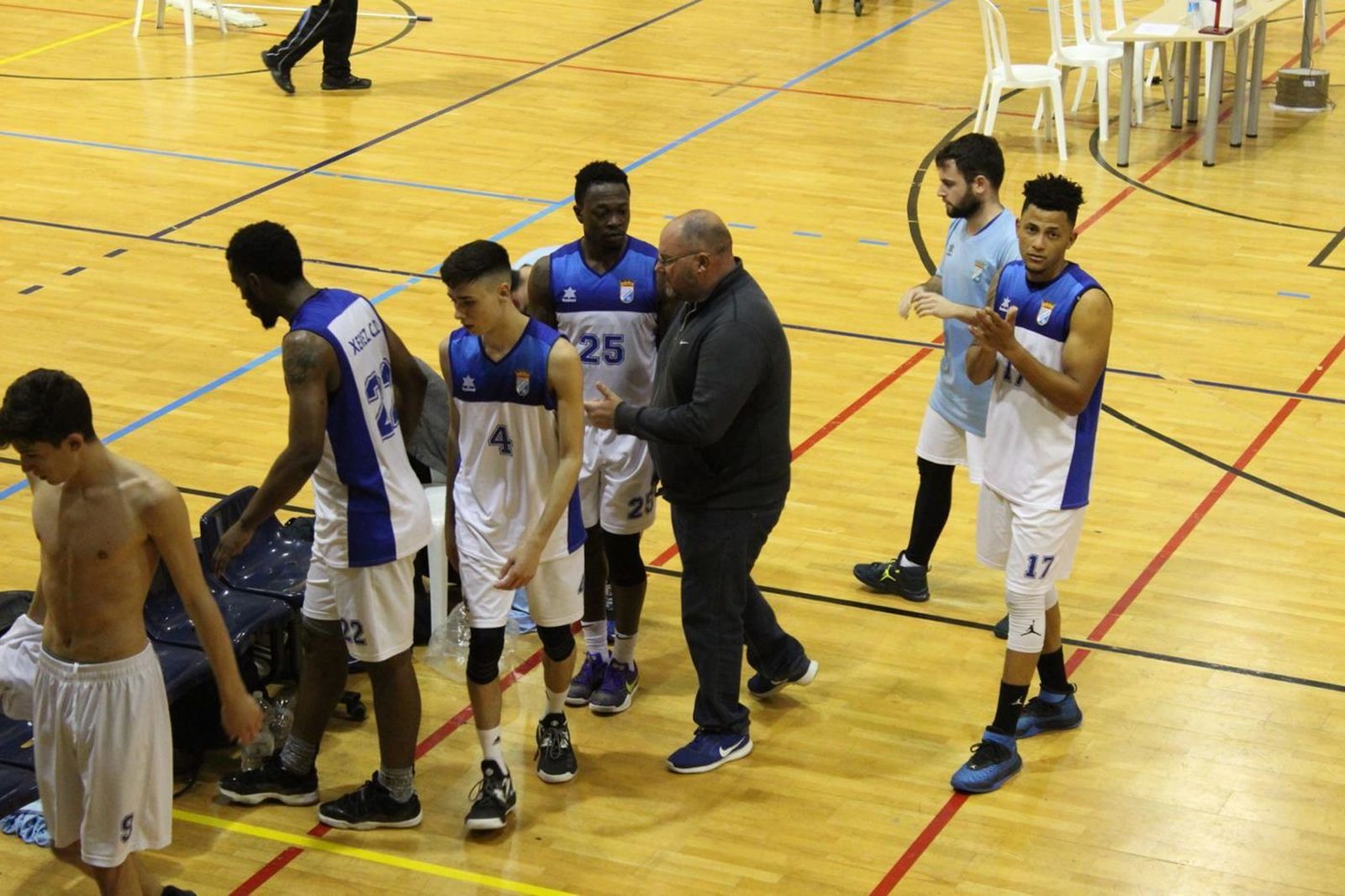 Julián Martínez, entrenador del BXCD, conversa con  sus jugadores al final del choque.
