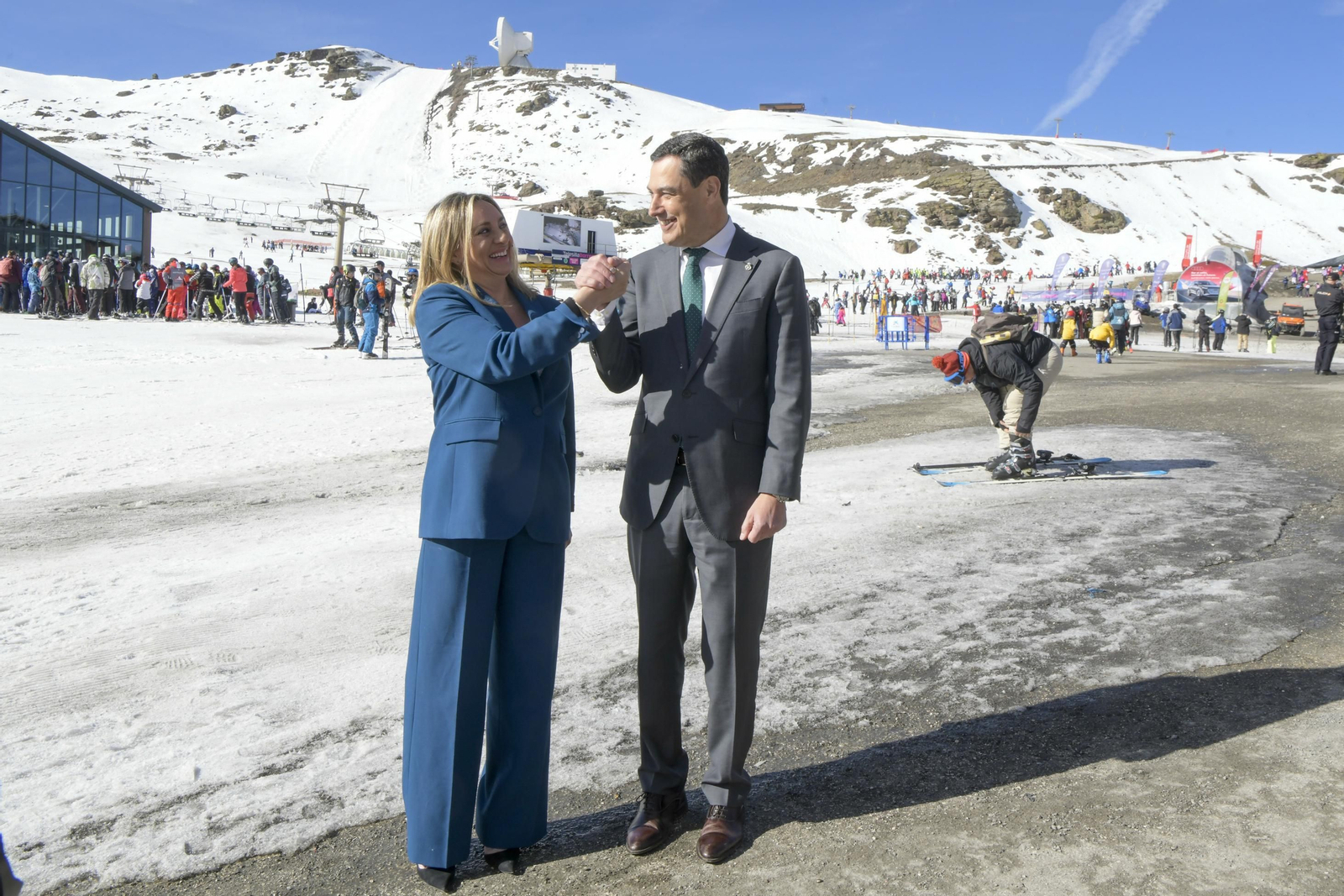 Juanma Moreno y Marifrán Carazo, el pasado martes en Sierra Nevada.