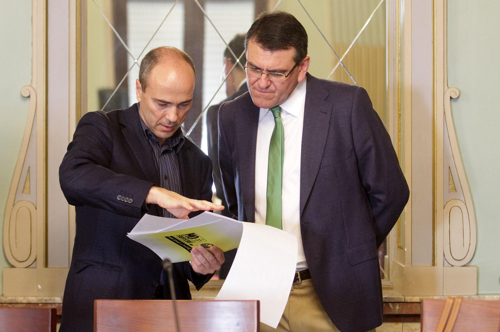 Imágenes de la Mesa de los Fosfoyesos celebrada en el ayuntamiento