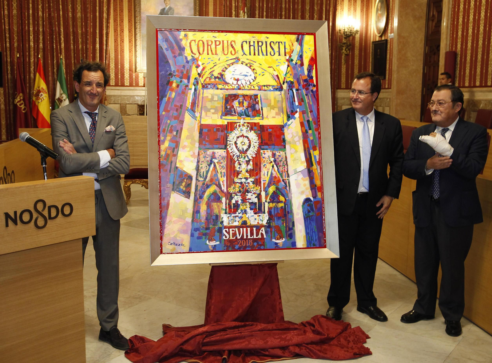 José María Jiménez Pérez-Cerezal, Juan Carlos Cabrera y Joaquín Sainz de la Maza, junto al cartel del Corpus.