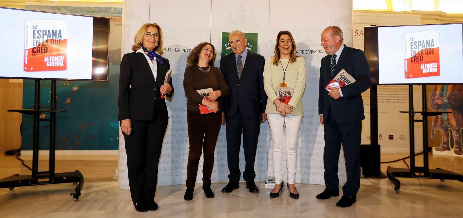 De izquierda a derecha, Ymelda Navajo, María Elvira Roca, Alfonso Guerra, Susana Díaz y Fernando Rodríguez Villalobos.