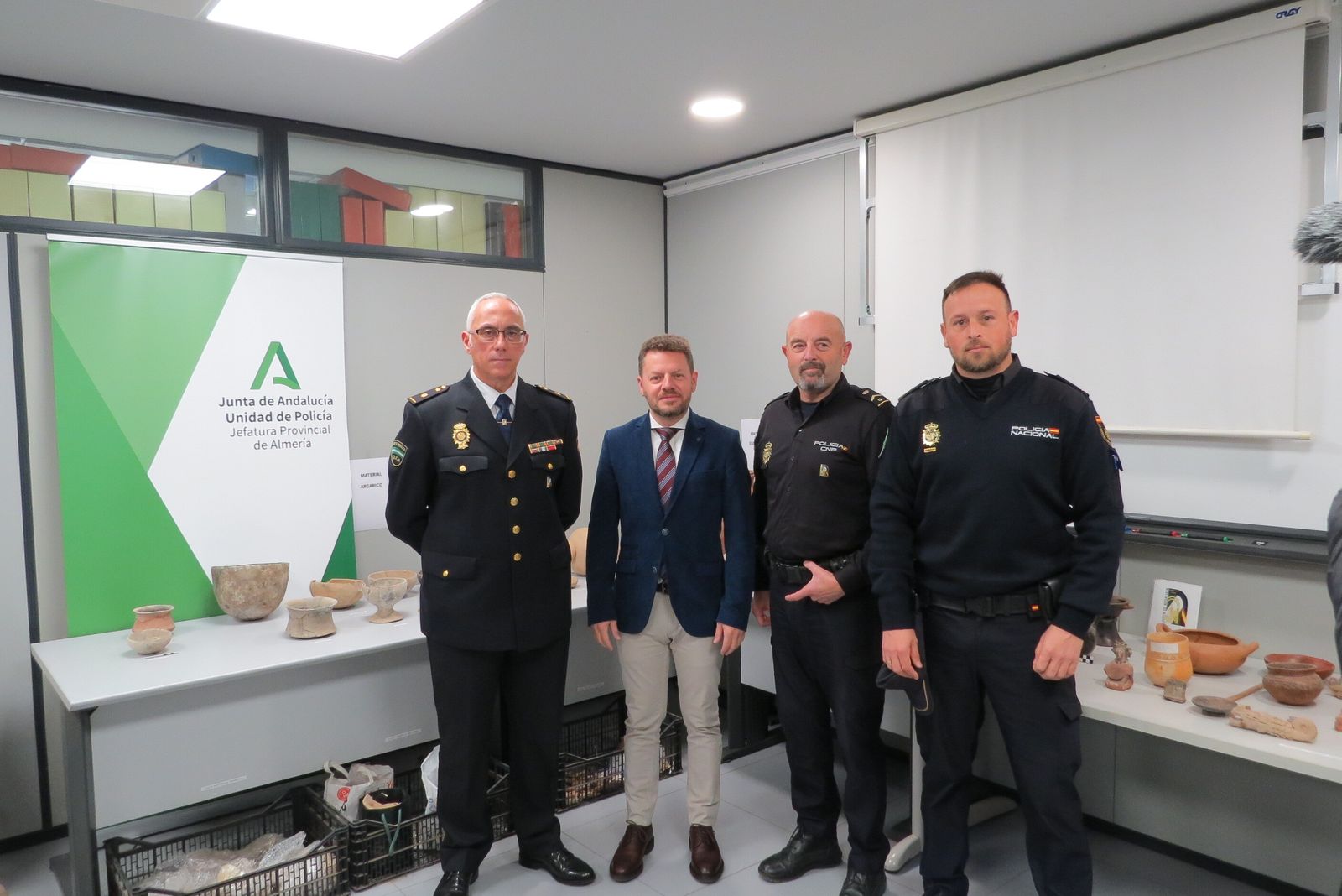 El delegado de Cultura ha recibido las piezas.