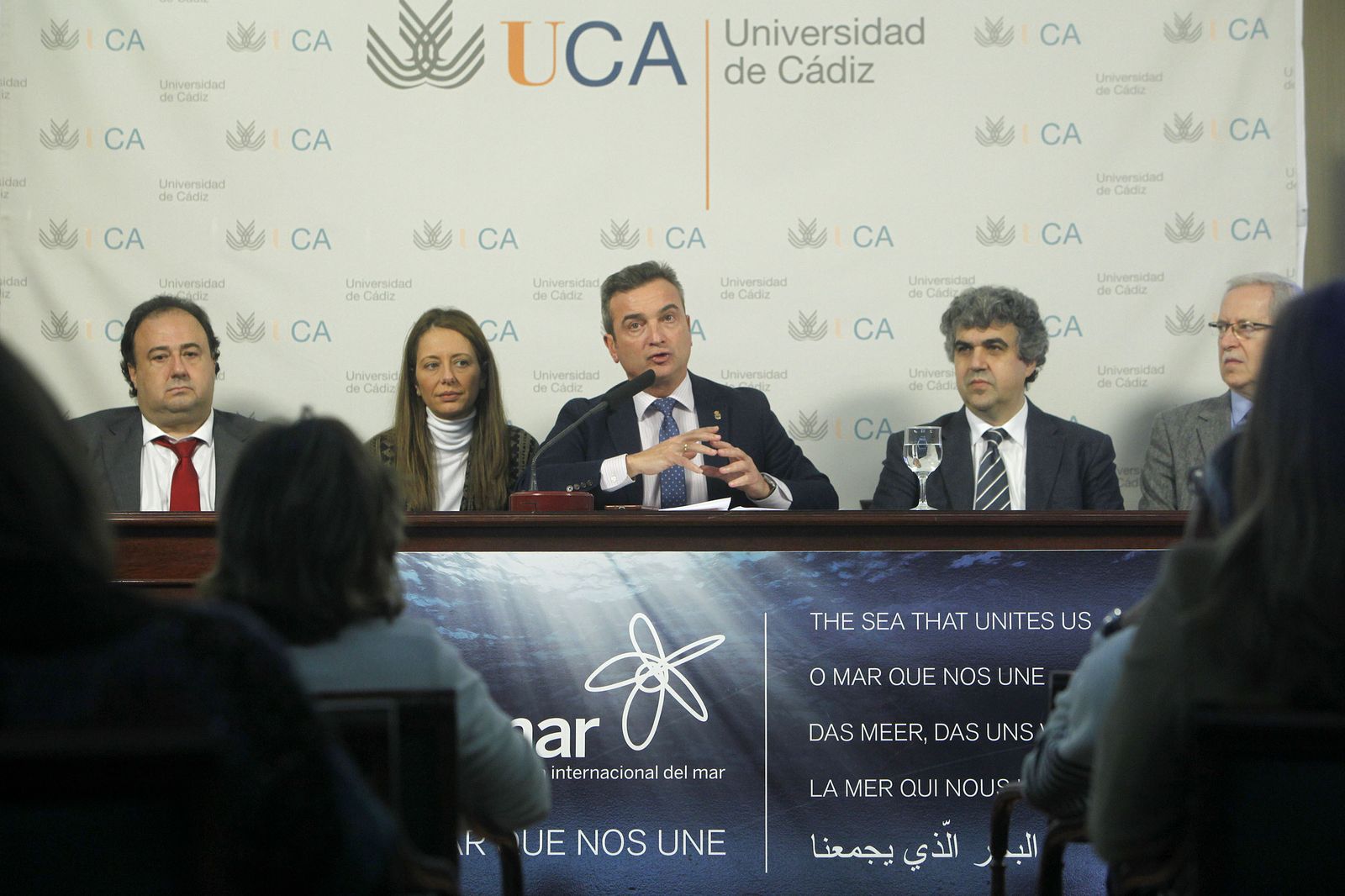 El rector, Eduardo González Mazo, flanqueado por miembros de la gerencia del Cei.Mar.