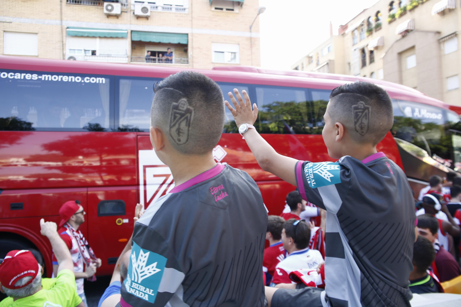 Dos niños muy del Granada saludan la llegada del bus del Granada CF