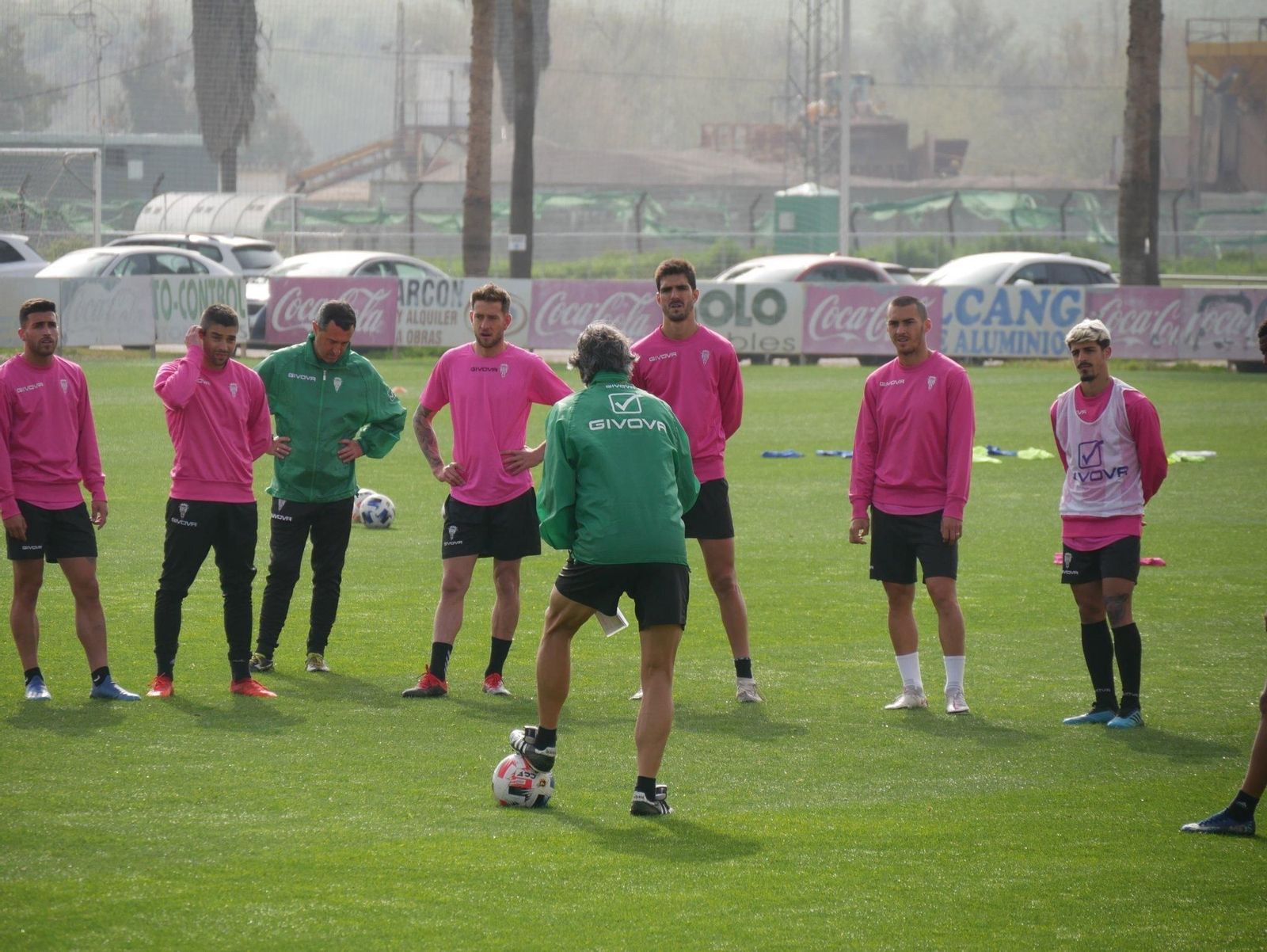 Pablo Alfaro charla con el grupo en el inicio de la sesión de este martes.