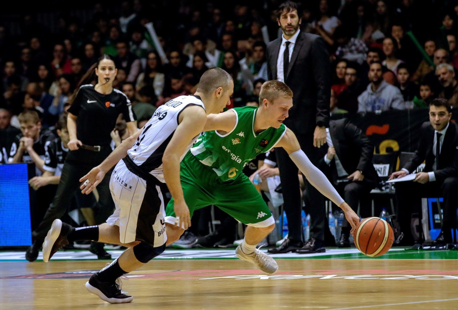 El bético Borg trata de dejar atrás la defensa de Javi Salgado ante la mirada de Álex Mumbrú.