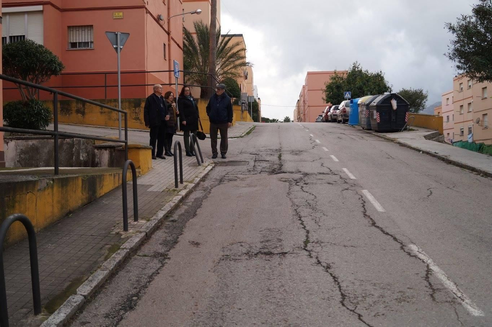 La directiva de la federación Fapacsa, junto al colectivo de Los Toreros, bajando una calle erosionada del barrio.