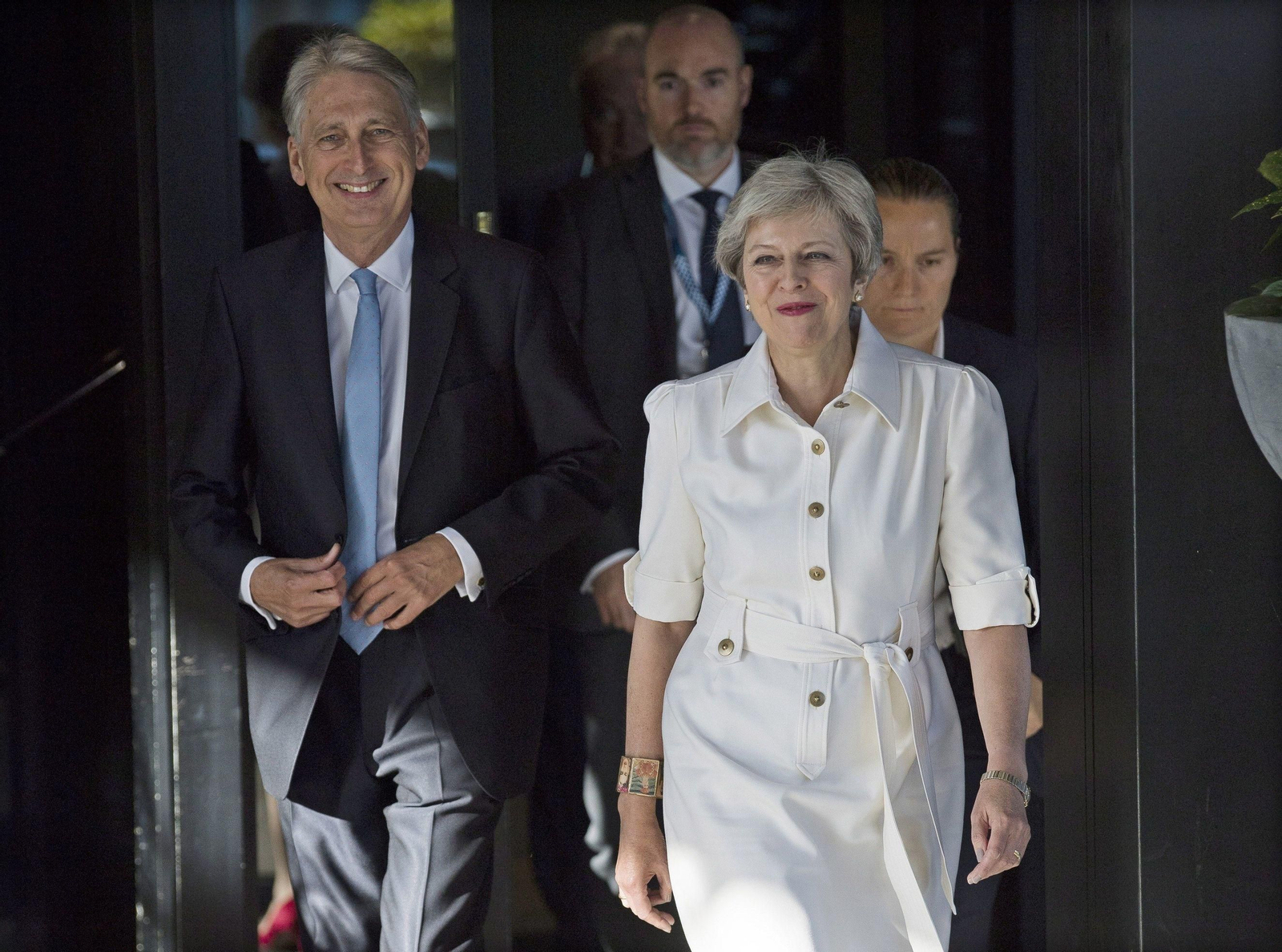 La primera ministra británica, Theresa  May , y su ministro de Economía, Philip Hammond.