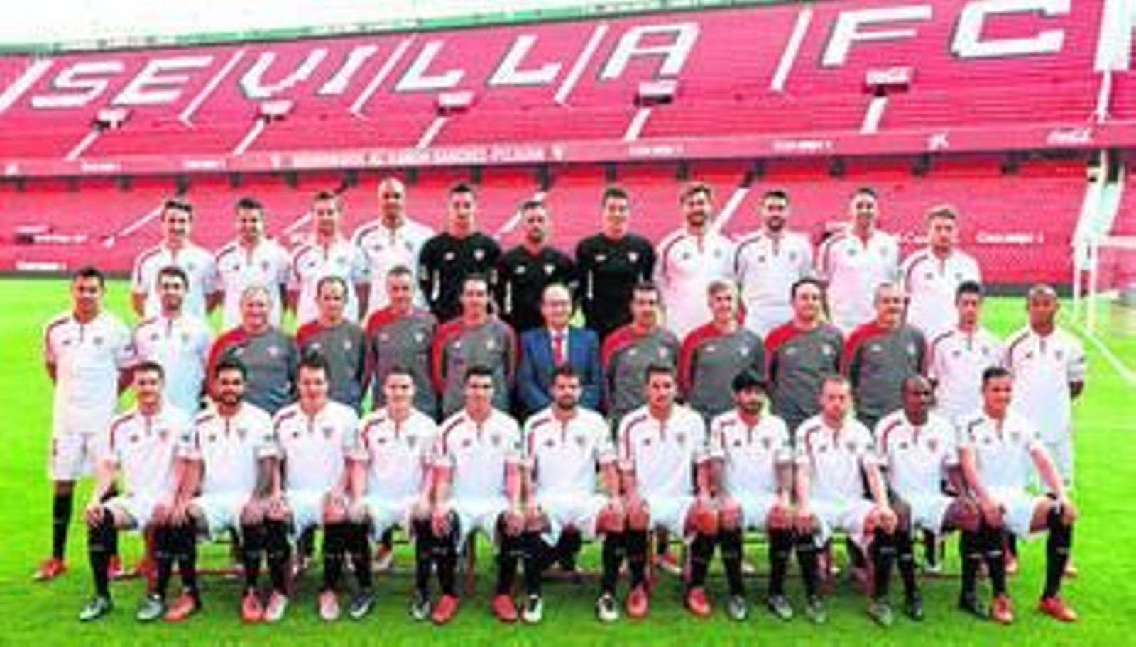La plantilla del Sevilla, con el presidente del club y el cuerpo técnico en el centro, posa para la foto oficial 15-16, en el estadio.