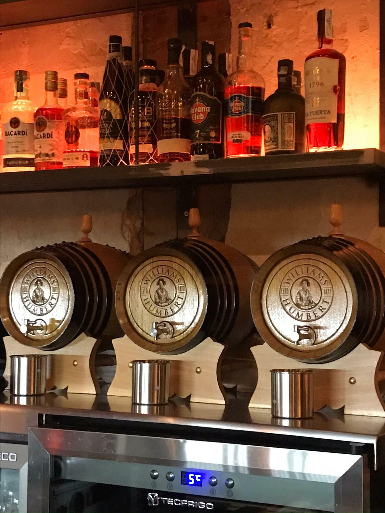 Botas envinadas o 'sherry cask' para la elaboración de cócteles en La Tuerta Funky Castizo de Madrid.