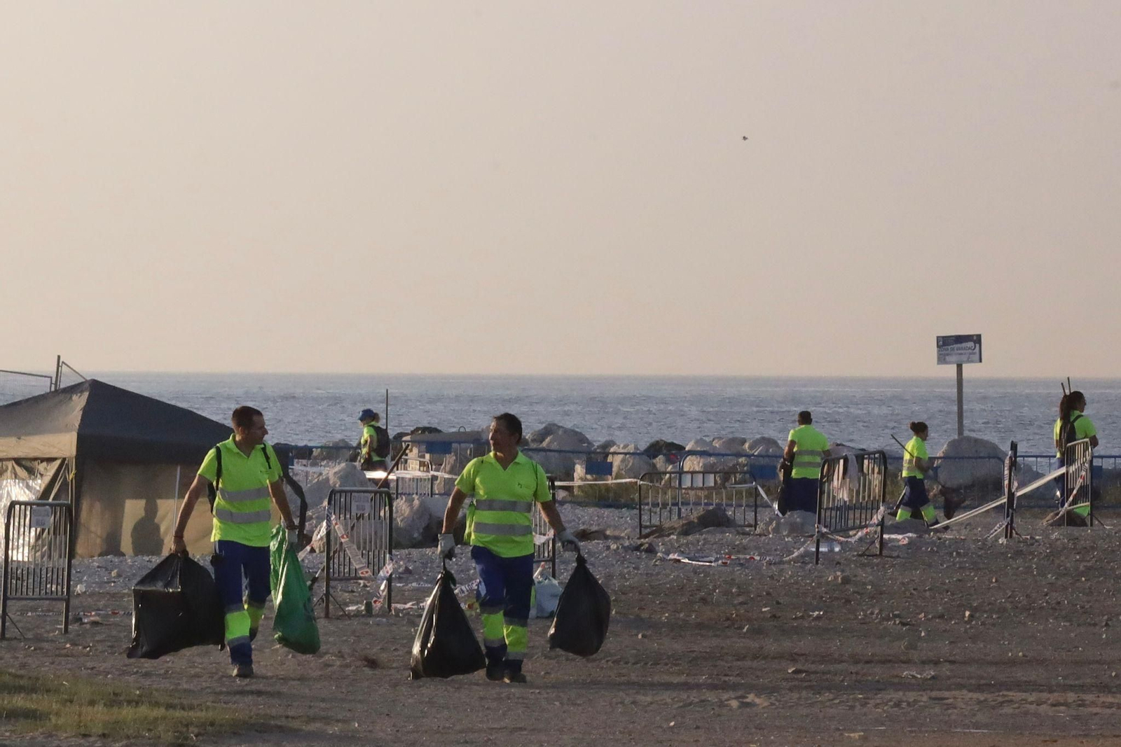 La 'resaca' de la Noche de San Juan en la playa de Huelin en Málaga La 'resaca' de la Noche de San Juan en la playa de Huelin en Málaga