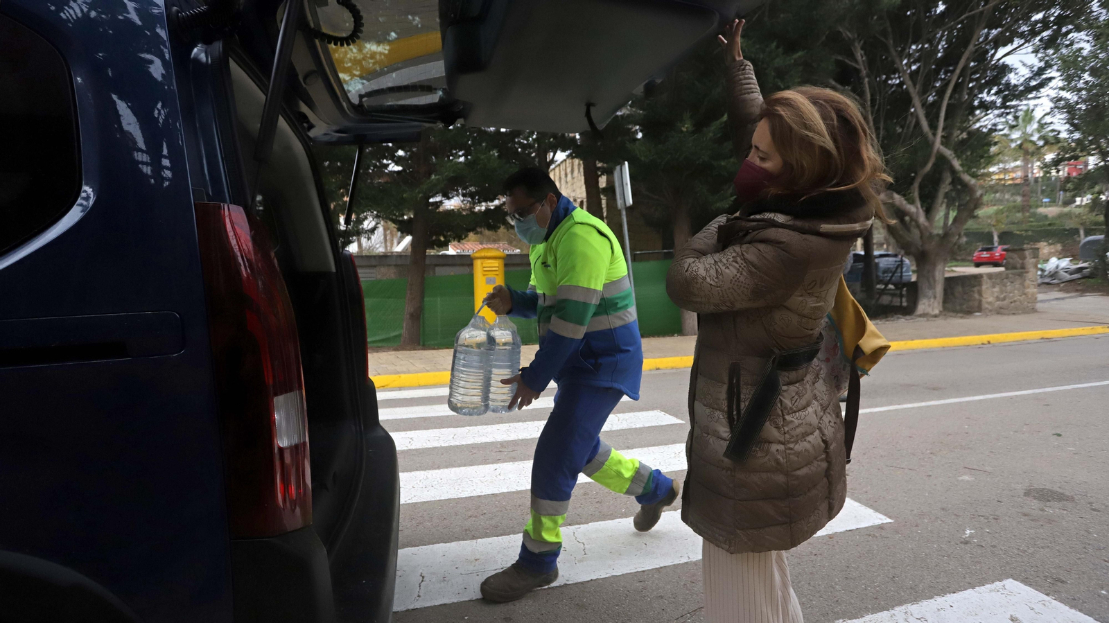 Fotos del reparto de agua de Aqualia  en La Alcaidesa