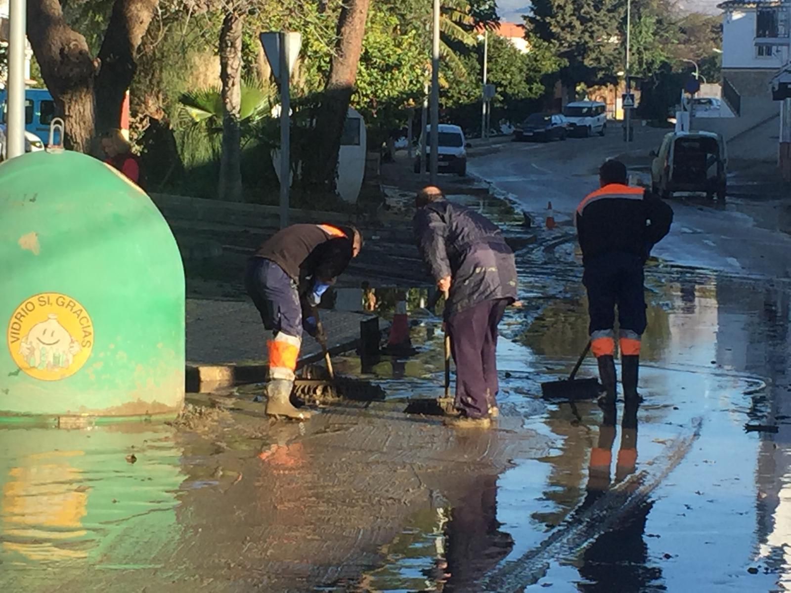 Imágenes de la inundación de El Trapiche, en Vélez-Málaga, por la rotura de una tubería del pantano de la Viñuela.