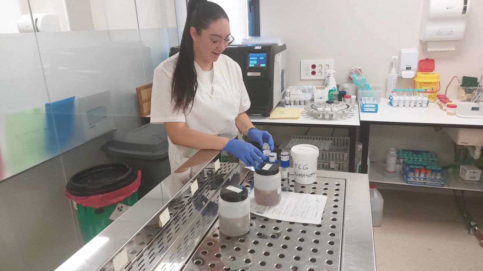 Una estudiante durante sus prácticas en Laboratorio