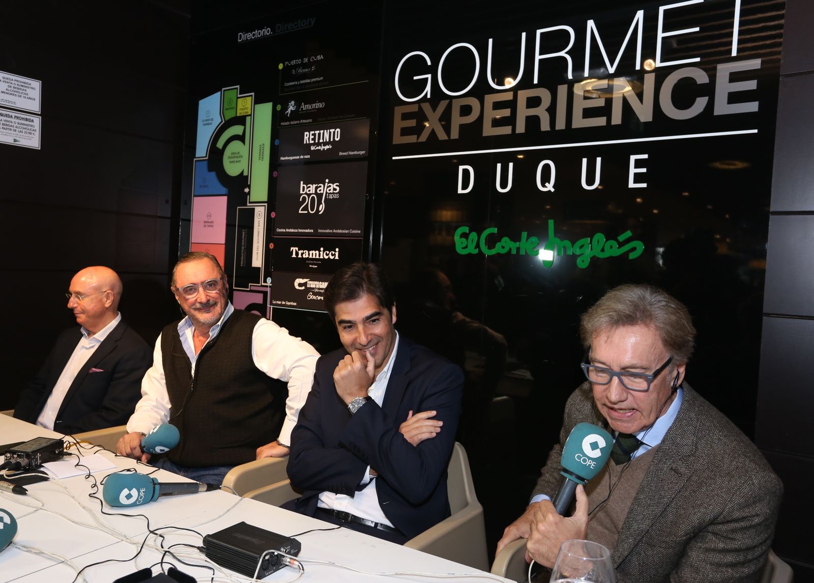 Ángel Haro, junto a Carlos Herrera, sonríe mientras escucha al periodista de Cope Rafael Almansa.