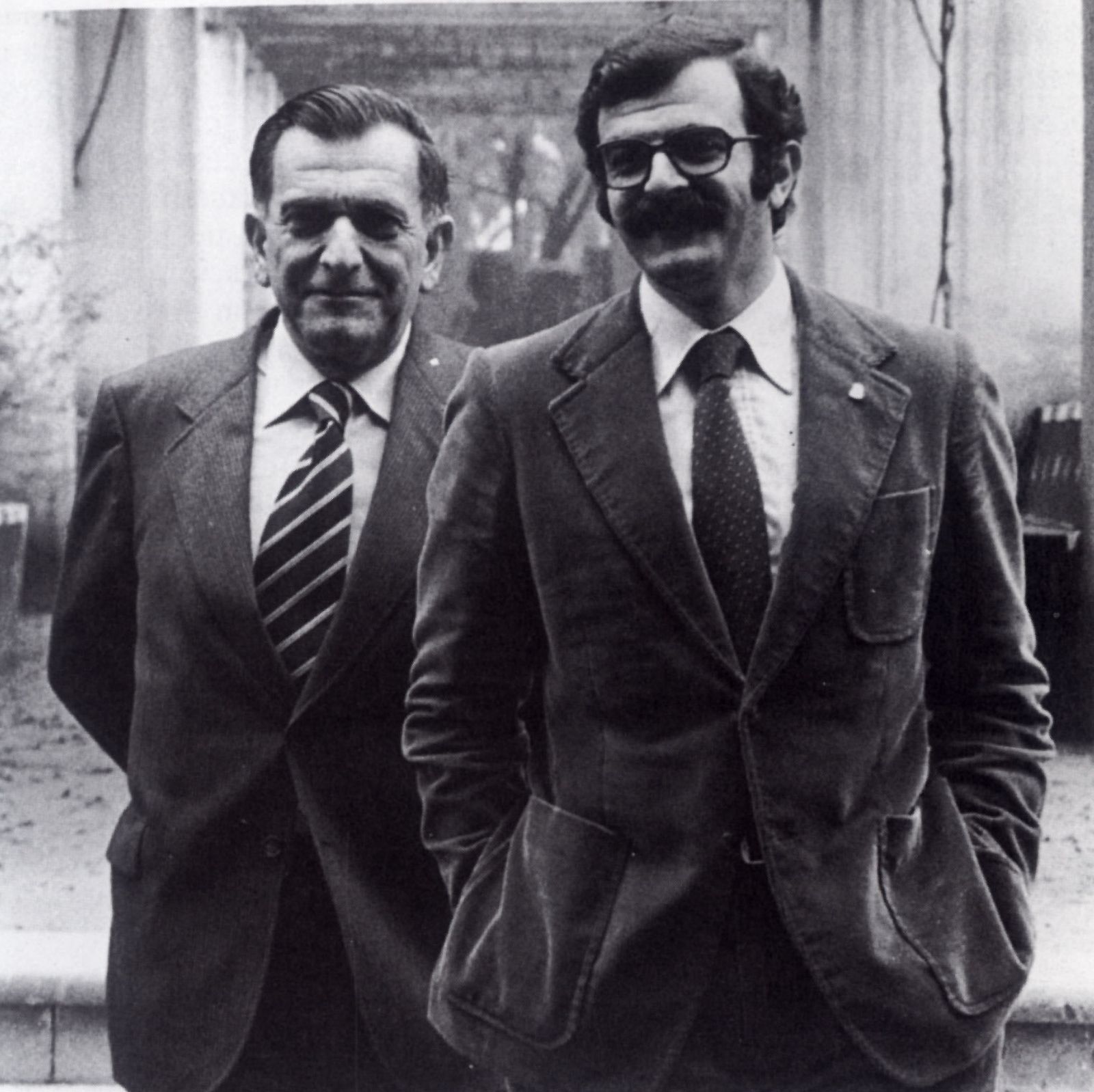 Plácido Fernández Viagas, junto a José Rodríguez de la Borbolla, autor del artículo.