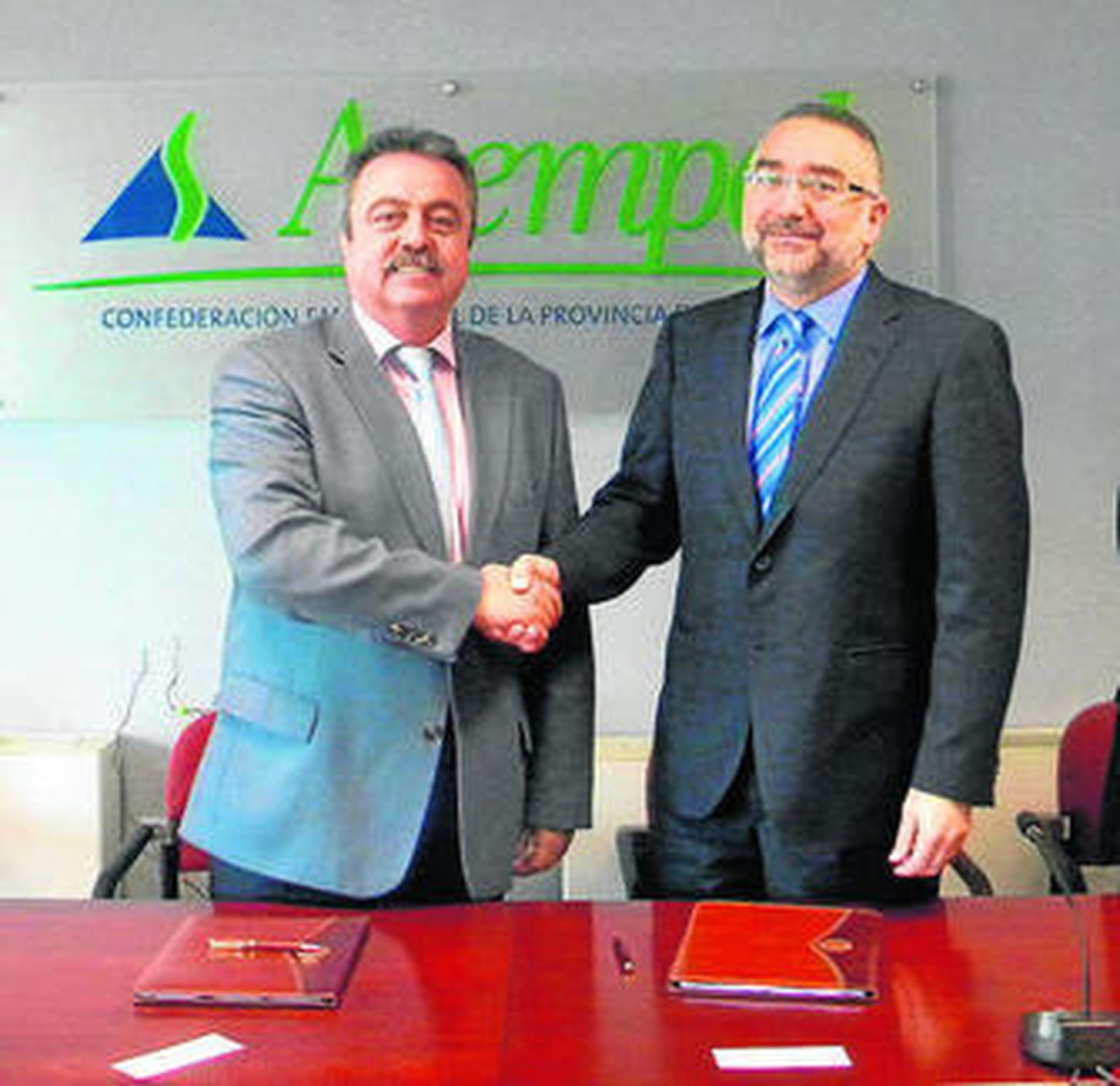 Miguel Uribe y Ramón Roldán, tras la firma del convenio de colaboración.