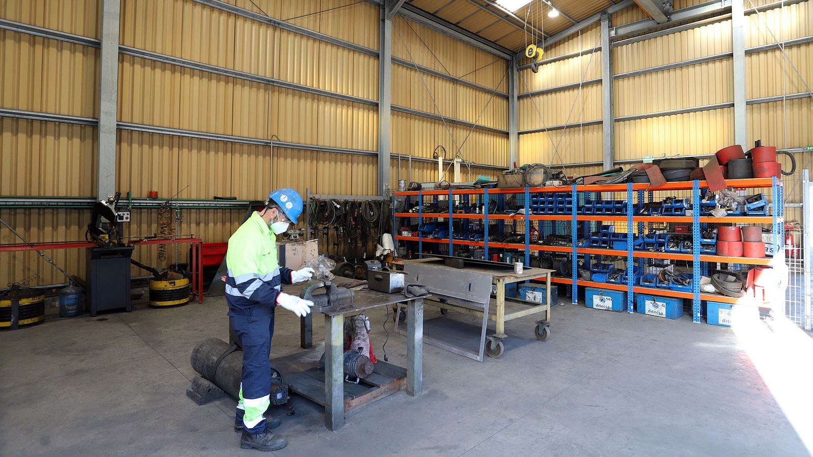 operario realizando su jornada laboral.