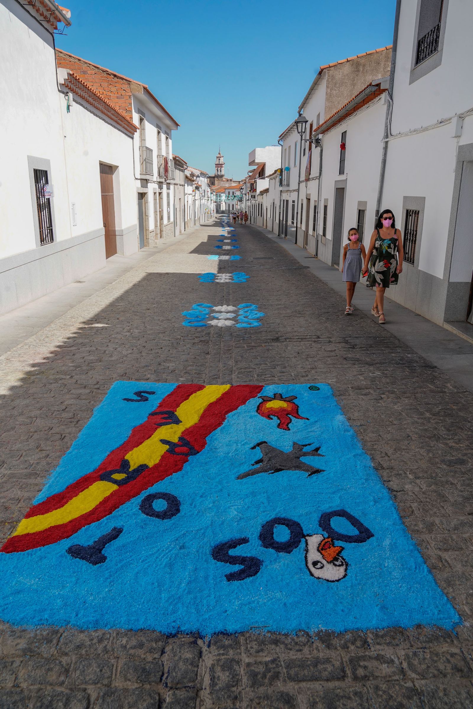 Las alfombras de Dos Torres por San Roque, en imágenes.