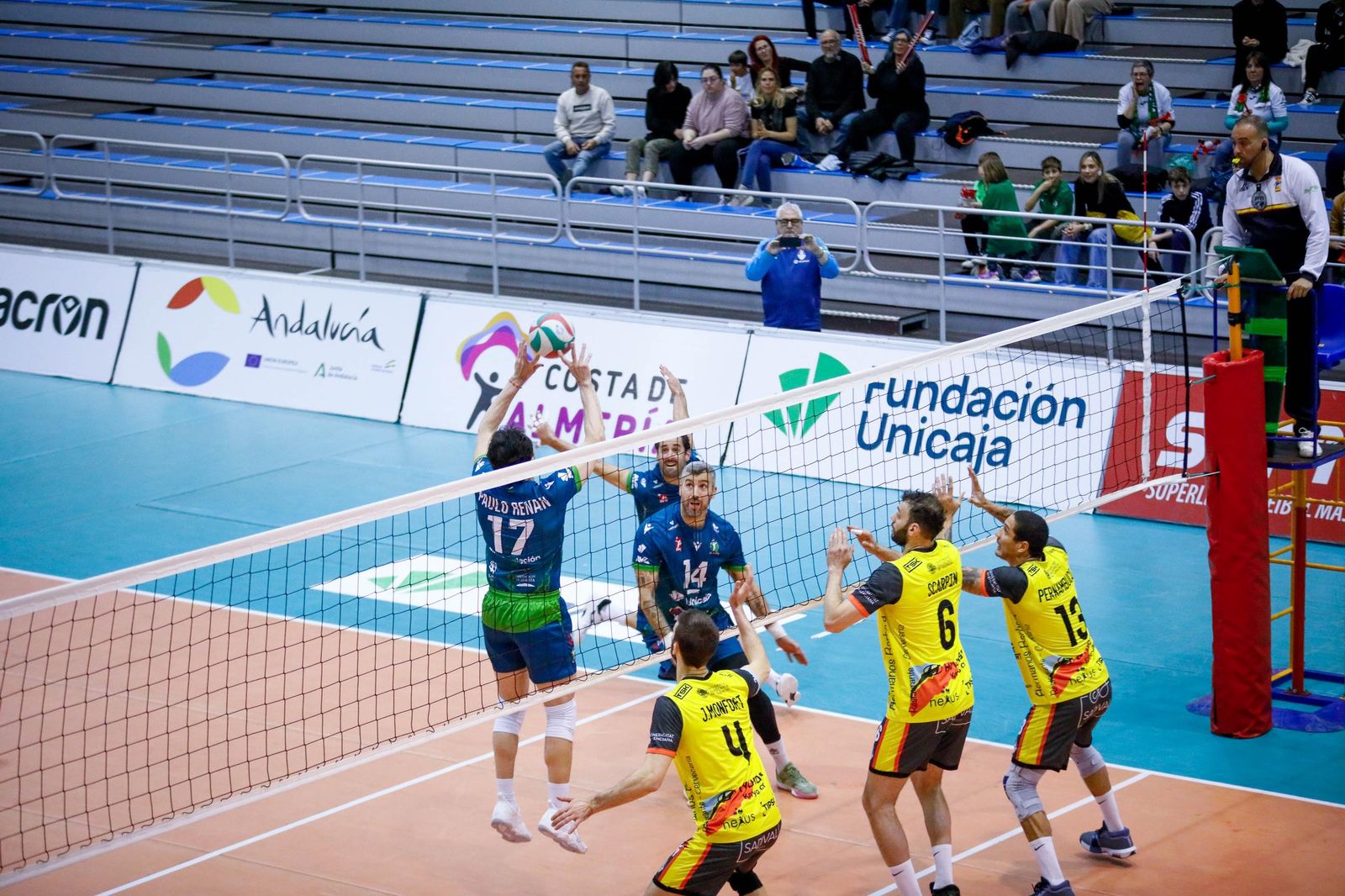 Las imágenes del Unicaja Costa de Almería-Leleman Conqueridor, primer partido del play off por el título de Superliga en Almería