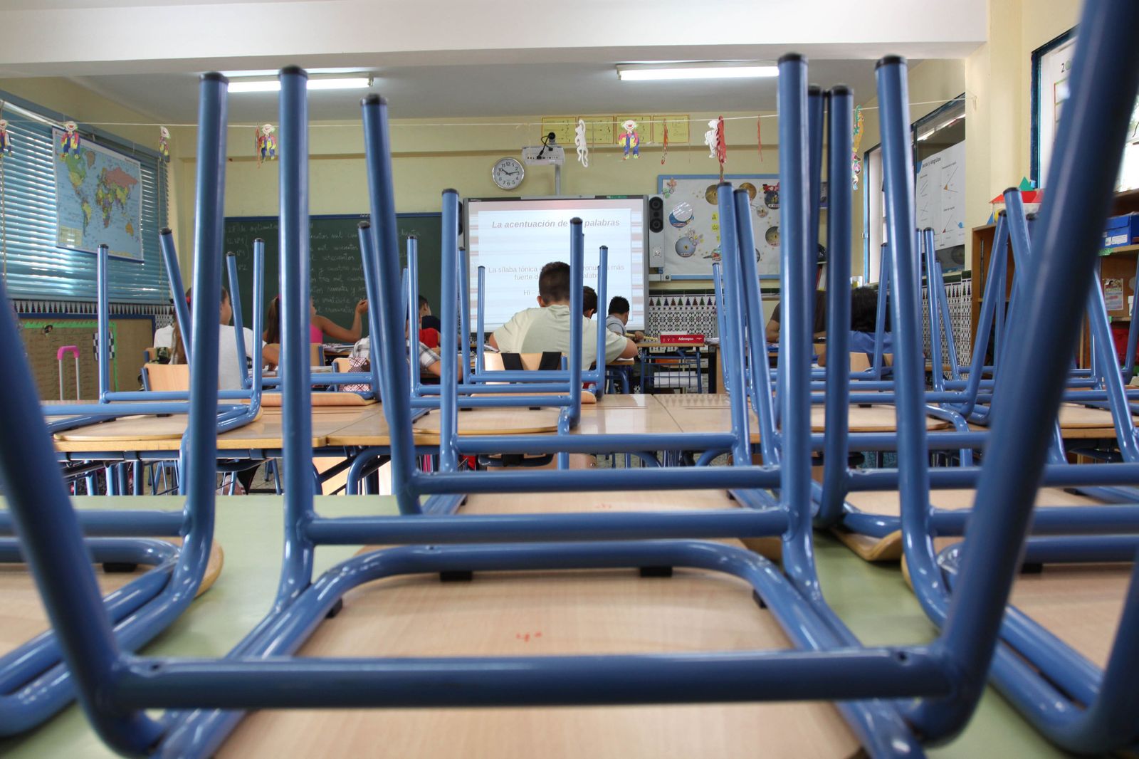 Un aula semivacía, en un colegio.