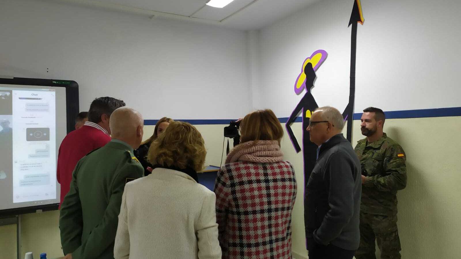 El delegado de Educación de la Junta de Andalucía, militares, el director del instituto y el alcalde de Viator estuvieron presentes en durante la actividad