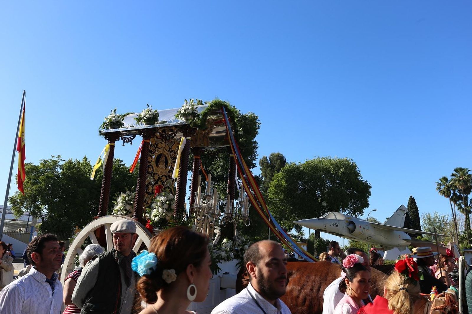La salida hacia El Rocío de la Hermandad Castrense