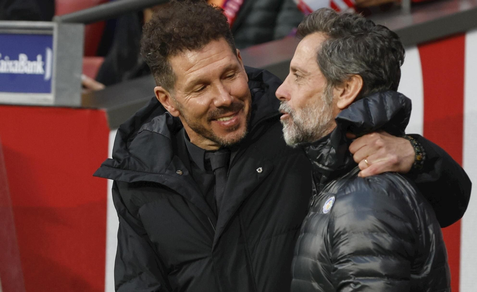 Cariñoso saludo entre Simeone y Quique Flores.