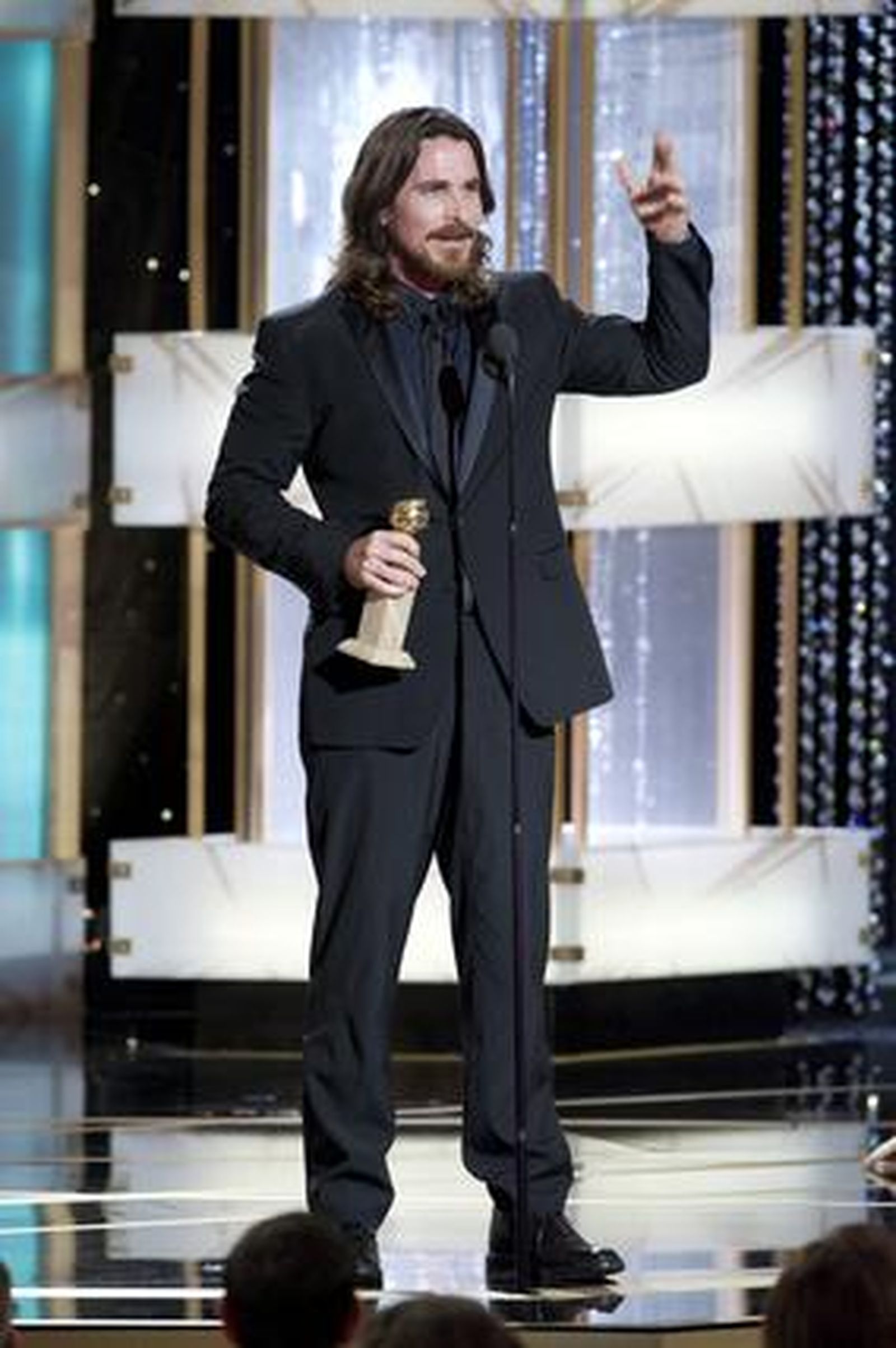 El actor británico Christian Bale recoge el Globo de Oro al Mejor Actor de Reparto por 'The Fighter'. / © HFPA · 68th Golden Globe Awards