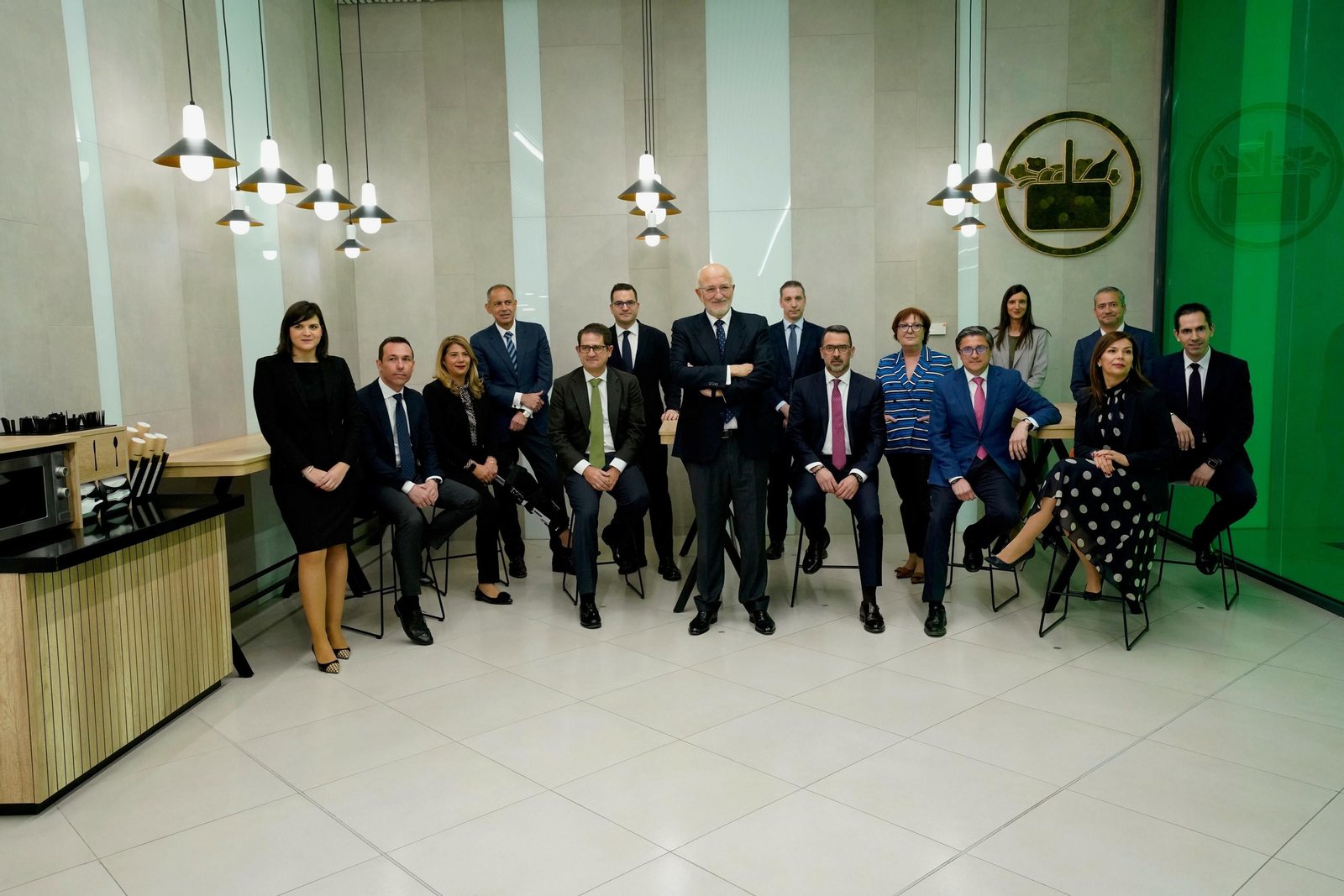 Juan Roig posa con los miembros del comité ejecutivo de Mercadona, este martes, en Valencia.