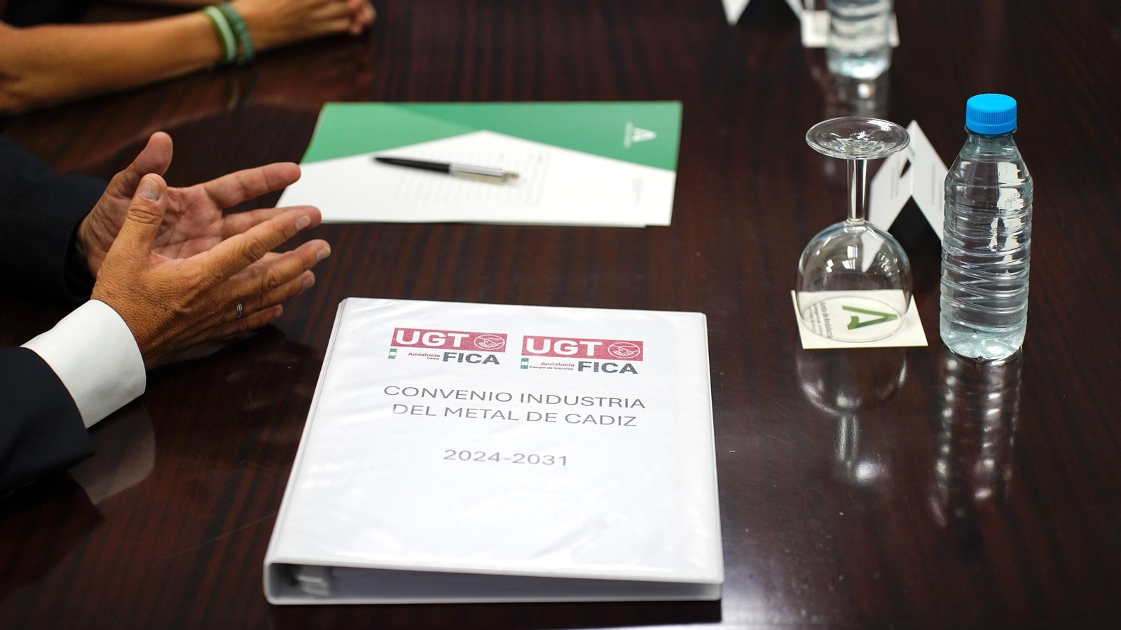 Documento con el nuevo convenio del metal de Cádiz, durante su firma en julio