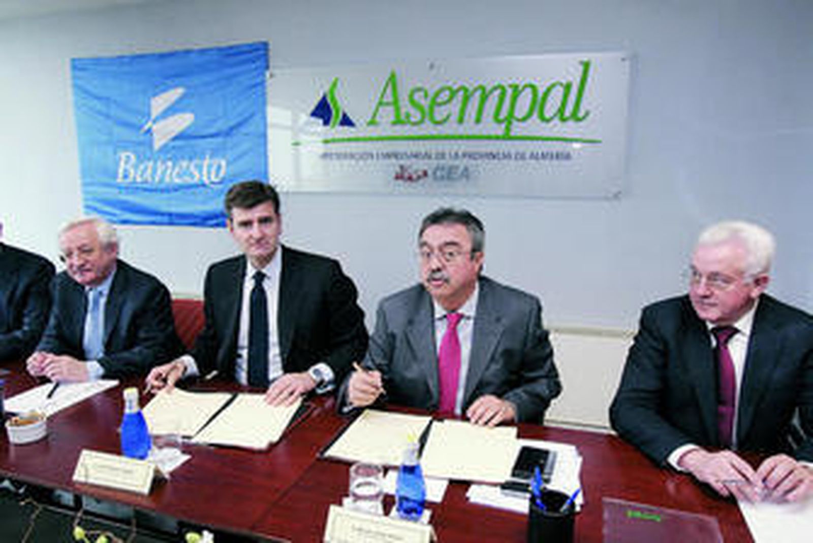 El consejero delegado de Banesto, José García, y el presidente de Asempal, Miguel Uribe, rubricaron el acuerdo.