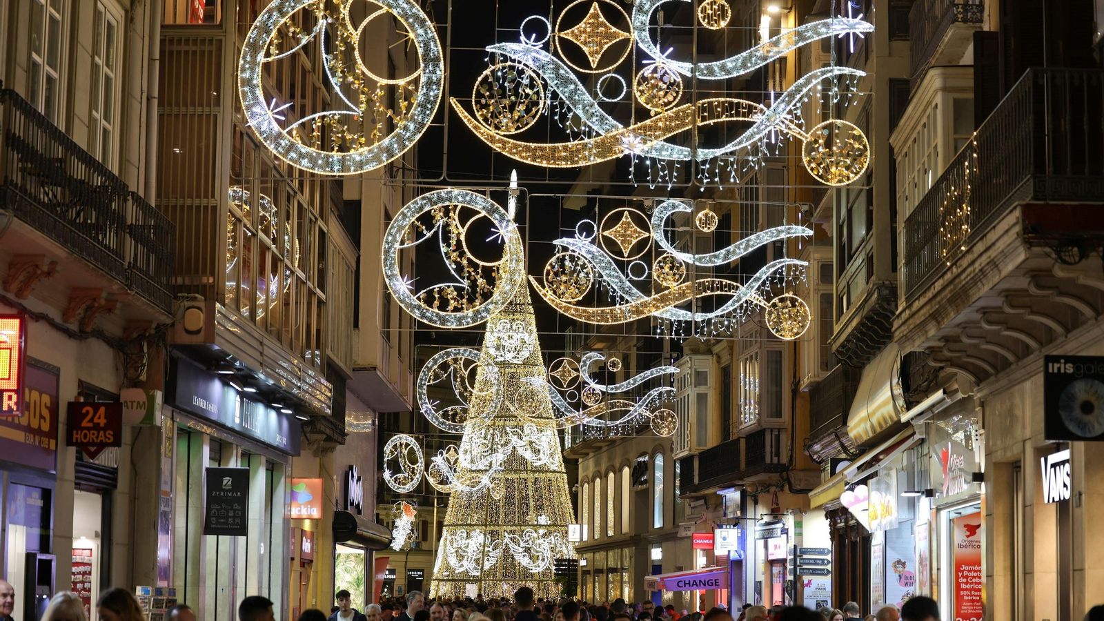 Miles de personas se congregaron para ver el encendido.