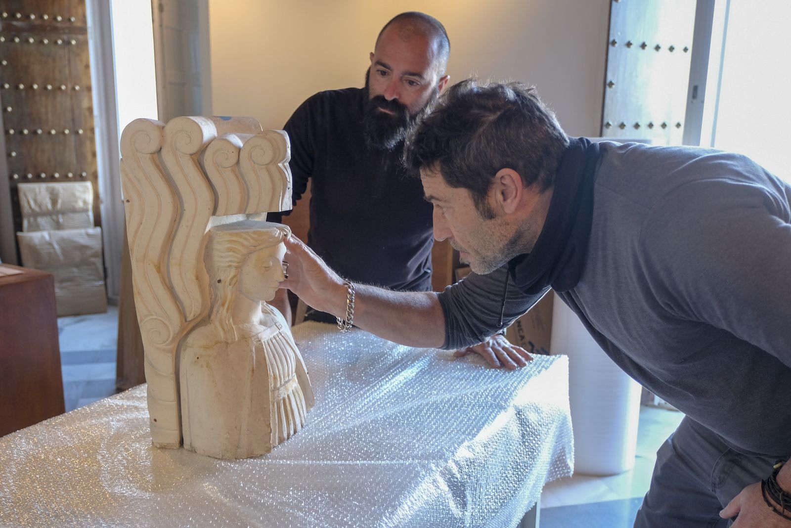 Preparativos para el traslado de la obra de Juan Luis Vassallo.